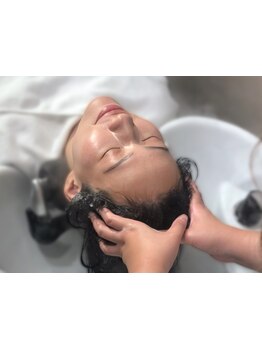 顧客の9割がオーダーするヘッドスパ！極上の頭皮マッサージで髪も心も癒される贅沢時間をご提供♪