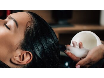 ヘアー メゾン ブレッシング(hair maison blessing)の写真/うるツヤ髪へ導く秘密は、厳選のトリートメント！こだわり詰まったオリジナル処方で魅せる。