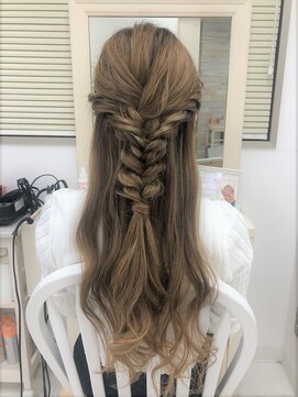 リサ 恵比寿(risa.) 編み込みとねじりのハーフアップ