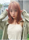 目を引くピンクカラーでアンニュイなレイヤーミディ