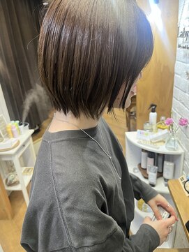 ラビリンス(Labyrinth) 切りっぱなしボブの変化、控えめなに入れたレイヤーボブ