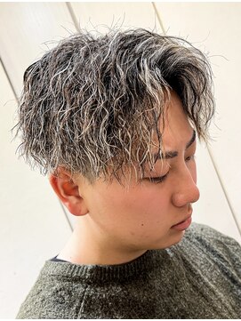 ヘアアンドフェイス ルースト(hair&face ROOST) 【センターパート】ホワイトメッシュ×ツイストスパイラル