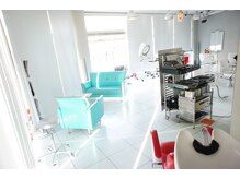 晴れると若干眩しい店内。