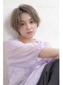 大人可愛いミルクティベージュ×前下がりマッシュショート