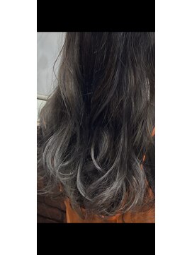 フェイスティ(feisty) ホワイト系バレイヤージュ