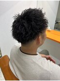 ピンパーマ×フェードカットで魅せる立体束感スタイル