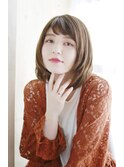 顔回りレイヤーの内巻きスタイル