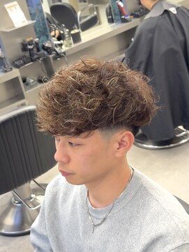 グルーマーズトウキョウ(GROOMER/S TOKYO) スペインカール　フェード　海外風　メンズパーマ　ハイライト