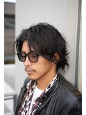 大人の波巻きスパイラルパーマミディアムロングメンズカットヘア