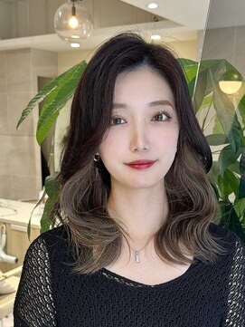 ミズチャーム(Ms.CHARM) 韓国/インナーカラー/ブラック×グレーベージュ/レイヤーカット