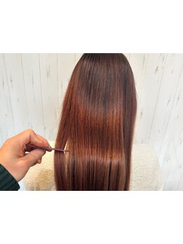 今までの縮毛矯正とは違う、髪質改善ストレート。ダメージレスで自然な仕上がりに感動！[真岡/abbzi]