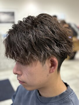 縦落ちパーマで。収まり良く仕上がる。