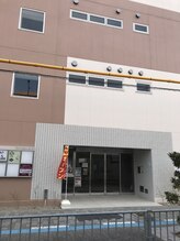 建物の入り口が中央にあります