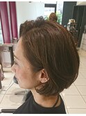 ハイライトと動きのある毛先で大人ボブ。