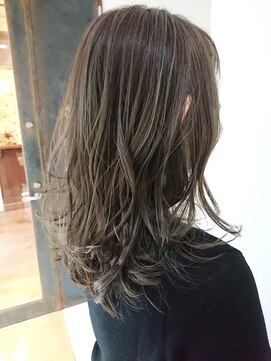 ワゴンバイアフロート(Wagon by afloat) くびれミディアムレイヤー ハイライト ミントグレージュ