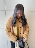 柔らかいグレージュ色に動きのあるレイヤー