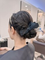 オフ(off)&nbsp;上品シニヨン|結婚式ヘア|お呼ばれヘア|