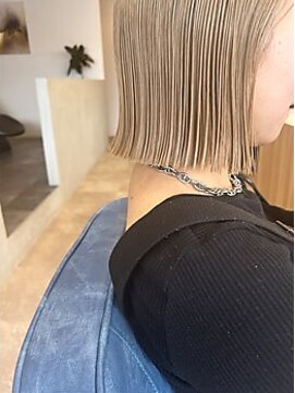 ヌール(Nuru) ブロンド切りっぱなしボブ
