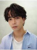 大人の抜け感を演出する、今トレンドのフェザーパーマ