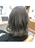 カーキベージュ×ボブスタイル