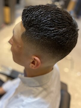 フランクスバーバーザスタンド(Frank’s barber the stand) ミドルスキンフェードバスクロップ