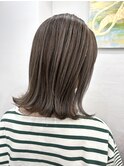 白髪ぼかしハイライト×パツっとミディアム