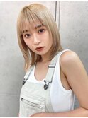 ブロンドベージュ　顔周りカット　ストレート　ハイトーン　