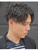 黒髪縦落ちツイストスパイラルパーマツーブロックセンターパート