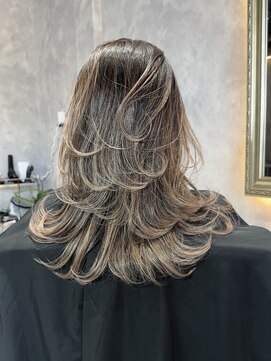 ゼウス(Zeus.) 海外ヘアーハッシュカットレイヤーカット