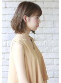 働く女性のブランジュカラーの耳かけボブスタイル
