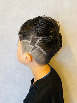 スター(STAR) デザインライン×フェードショート|小学生人気ヘア