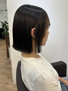 ジエクト ヴィシア(The Ect VIXIA) 切りっぱなし　外ハネボブ　平行ライン　軽め　縮毛矯正の