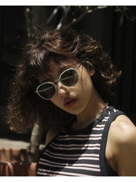 アデ オモテサンドウ(ade omotesando) ヘボリューミーなカールで作る海外風ウェーブヘア◎