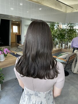 ティティ(TiTi) 赤みを消したグレージュカラー[TiTi_栗林れい]