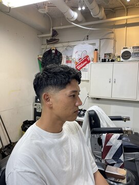 メリケンバーバーショップ フクオカ(MERICAN BARBERSHOP FUK) 波巻き束感ショートツーブロックマッシュアップバングコンマヘア