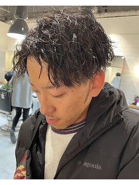 フリーク バーバーショップ 都島店(FREAK BARBER SHOP) 黒髪縦落ちツイストスパイラルパーマセンターパート