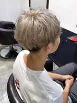 イリ 梅田(ili) ホワイトベージュ×王道マッシュカット