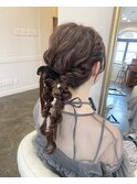 お呼ばれヘアアレンジ　ツイン編みおろし