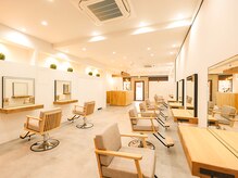 リトル 盛岡(little)の雰囲気（木の優しいナチュラルテイストの店内は落ち着く雰囲気です♪）