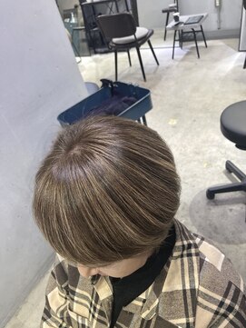 ロク 高田馬場(lok) 【脱白髪染め】ショートボブ×白髪ぼかしハイライト1【 高田馬場