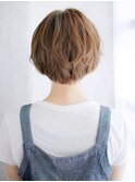 外ハネがポイントのショートスタイル