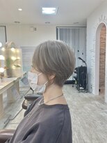 クレア(CREA)&nbsp;20代30代大人可愛いアッシュベージュくびれボブ耳掛け透明感