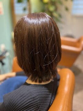 ルアナ(Luana) 外ハネミディアムレイヤースタイル