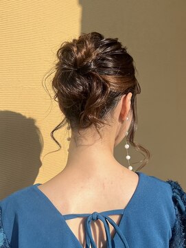 ミュー(miyuu) 【お呼ばれヘア】ミディアムでも出来る！お団子ヘアアレンジ