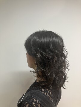 ［強めパーマ/ミディアム/レイヤー/ネビージュ/黒髪/ボブルフ］