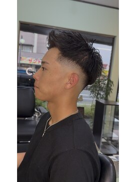 ケーエムシーセントラルルーツ(KMC Central Roots) スキンフェード、フェザーアップ