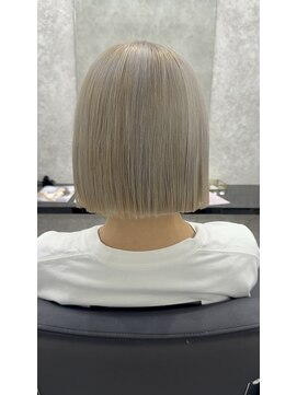 アンダーバーマッティーナ(UNDRvr mattina) ホワイトブロンド×ボブ 水素トリートメント 2.8