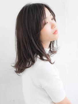 ルティア(Lutia) グレージュ センターパート ふわミディ