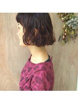 ツイギー 伊賀上ビル店(TWiGGY)&nbsp;赤毛とくるくるのパーマで個性派ショートボブ。