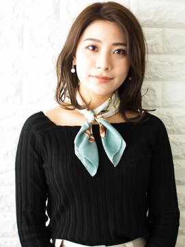 ノイン(noine) コーデと対照的な色をどこかに置いて、おしゃれをアピールして。